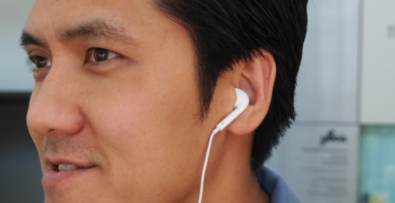 EarPods в ушах